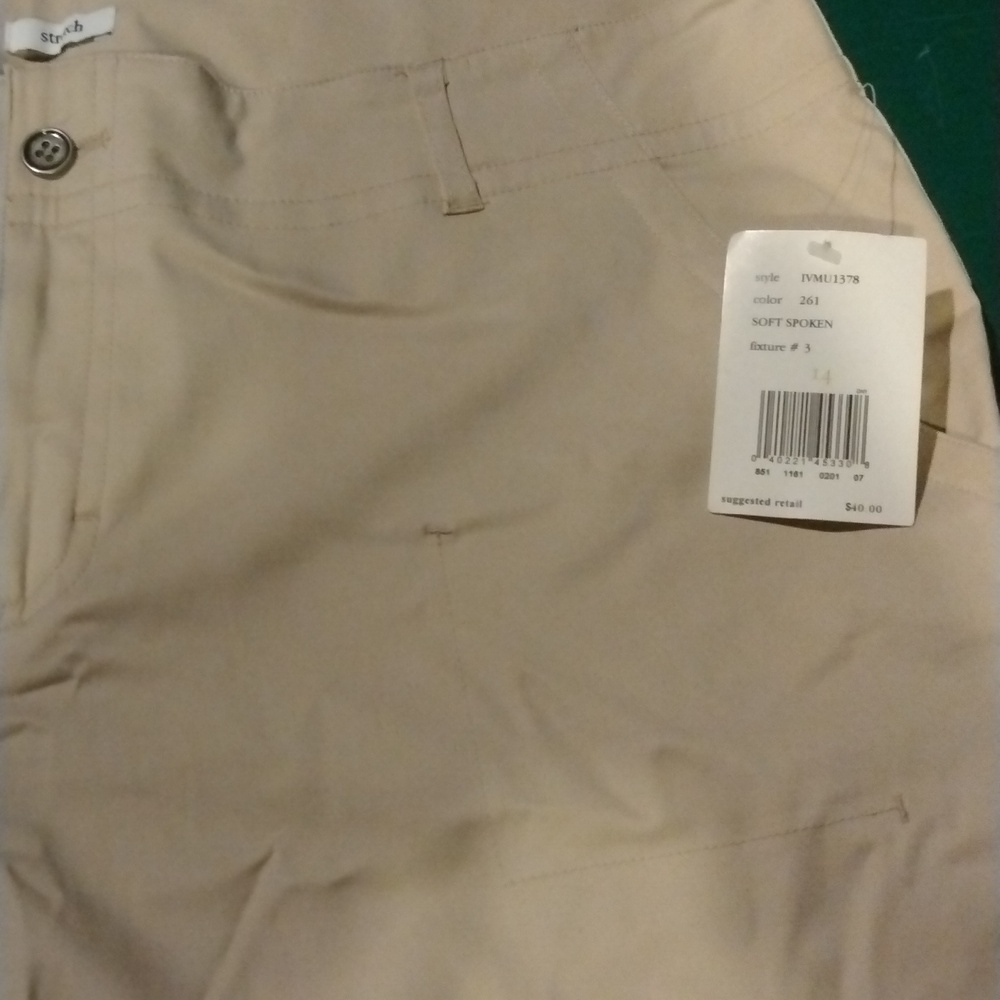 NWT Liz & CO Capris.